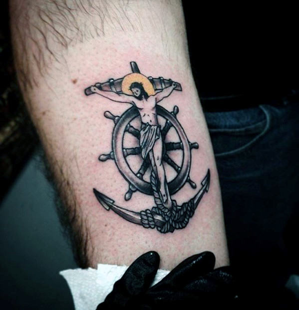 tatuaje ancla con cruz para hombre 04