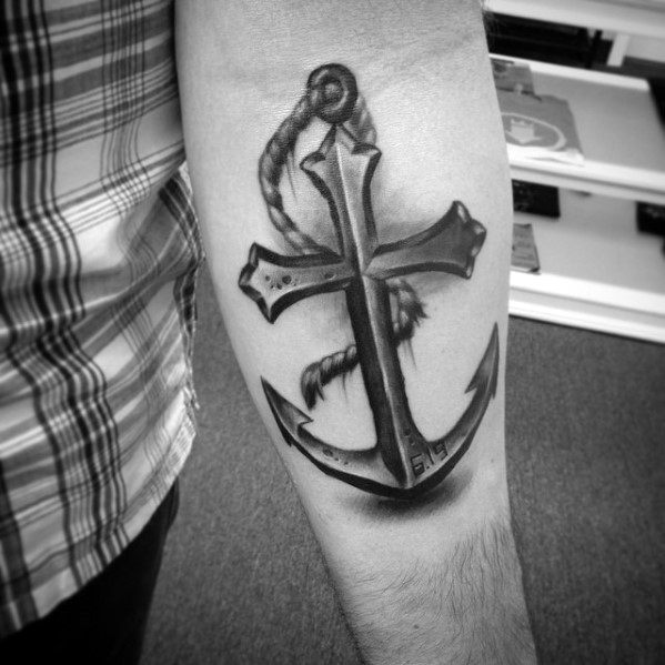 tatuaje ancla con cruz para hombre 07