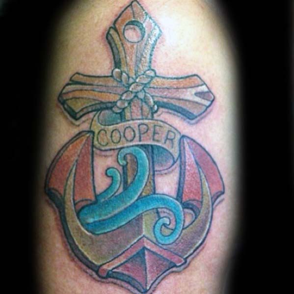 tatuaje ancla con cruz para hombre 08