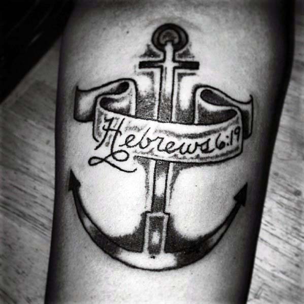 tatuaje ancla con cruz para hombre 09