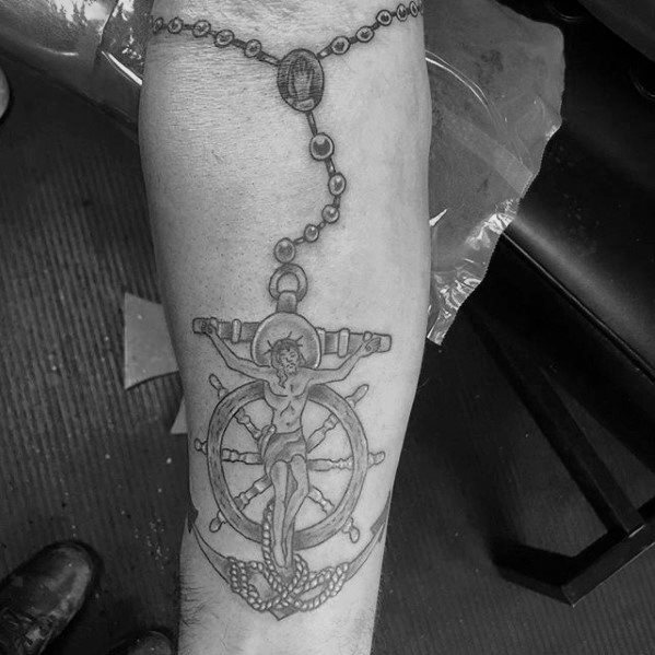tatuaje ancla con cruz para hombre 12