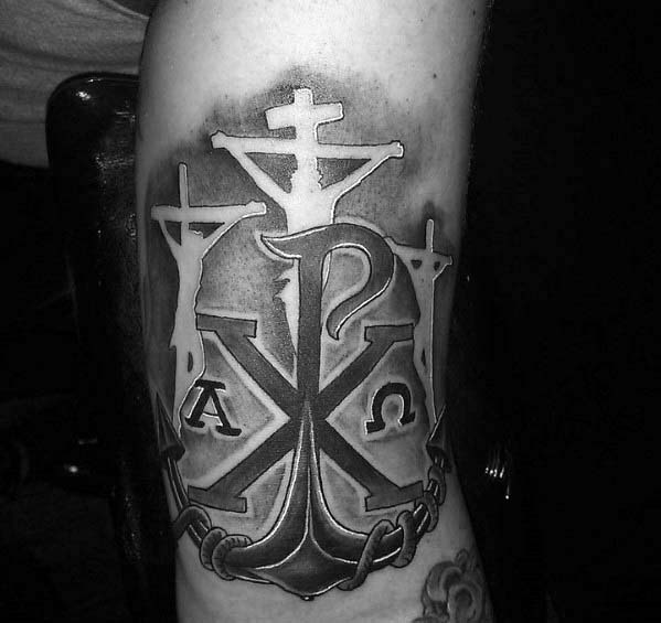tatuaje ancla con cruz para hombre 15