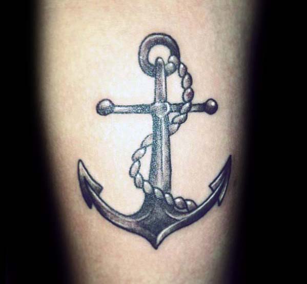 tatuaje ancla con cruz para hombre 23