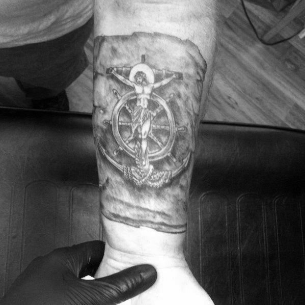 tatuaje ancla con cruz para hombre 26