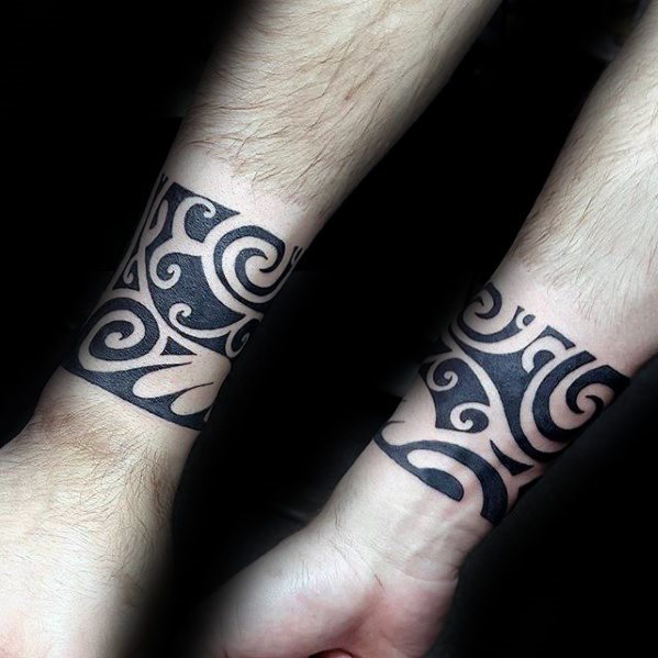 tatuaje brazalete antebrazo para hombre 07