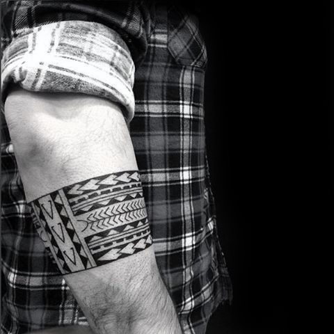 tatuaje brazalete antebrazo para hombre 28