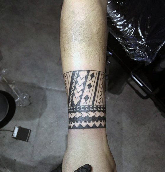 tatuaje brazalete antebrazo para hombre 29