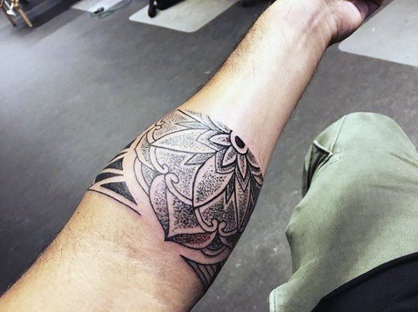 tatuaje brazalete antebrazo para hombre 47