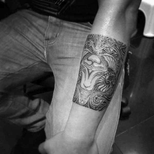 tatuaje brazalete antebrazo para hombre 49