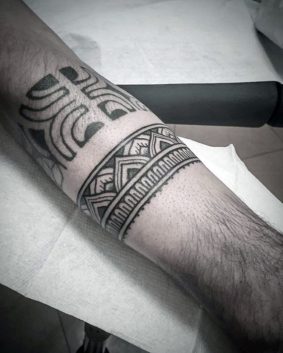 tatuaje brazalete antebrazo para hombre 50