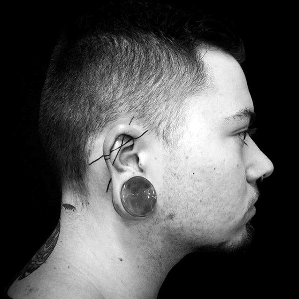 tatuaje en la oreja para hombre 02