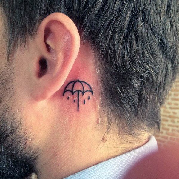tatuaje en la oreja para hombre 04