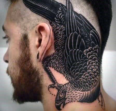 tatuaje en la oreja para hombre 05