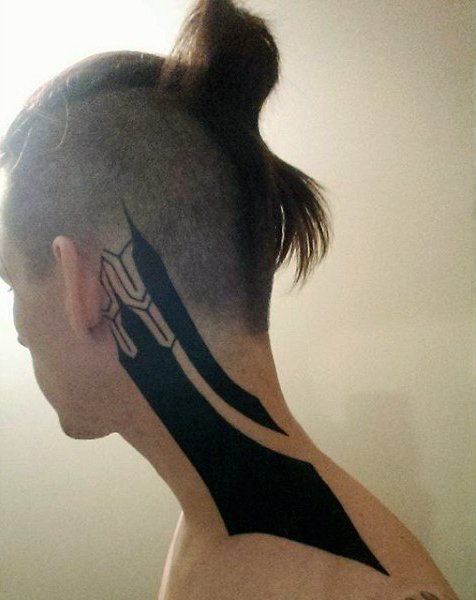 tatuaje en la oreja para hombre 07