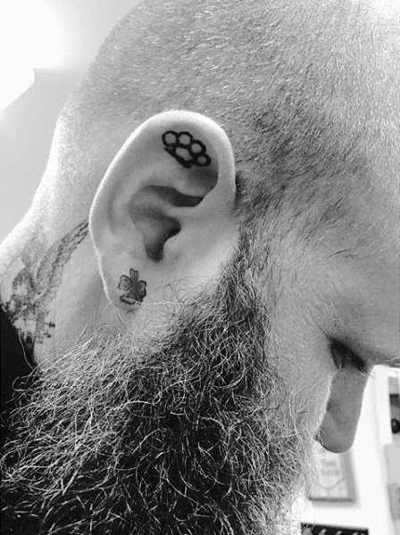 tatuaje en la oreja para hombre 08