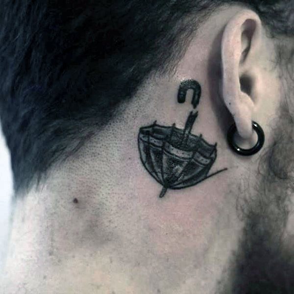 tatuaje en la oreja para hombre 09