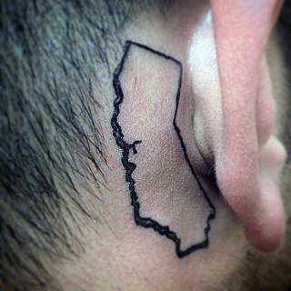 tatuaje en la oreja para hombre 10