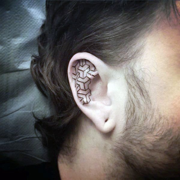 tatuaje en la oreja para hombre 11
