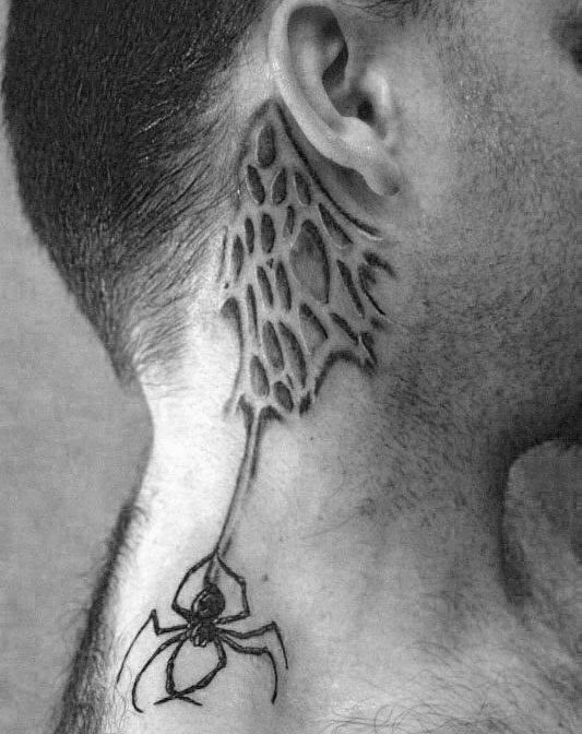 tatuaje en la oreja para hombre 12
