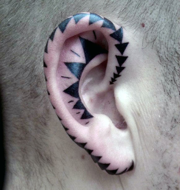 tatuaje en la oreja para hombre 13