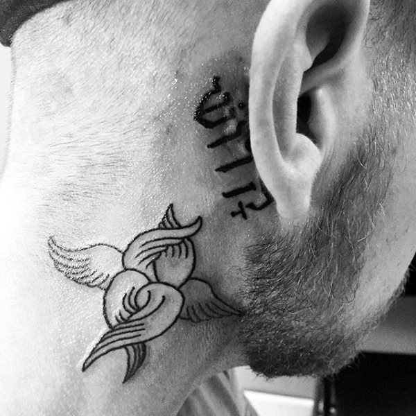 tatuaje en la oreja para hombre 14