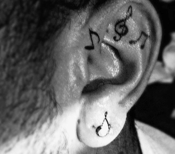 tatuaje en la oreja para hombre 15