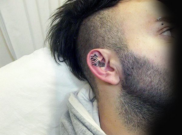 tatuaje en la oreja para hombre 16