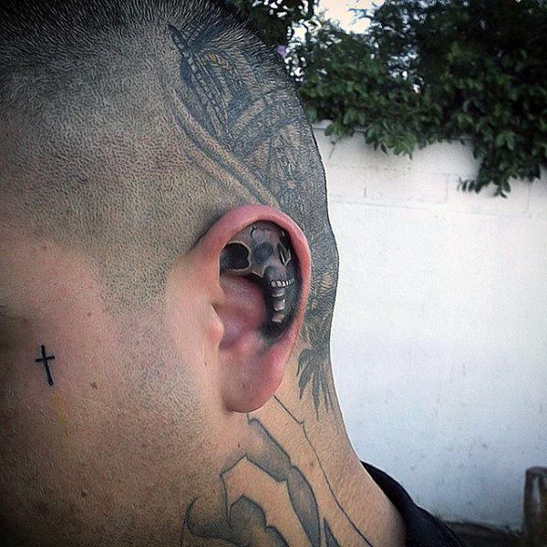 tatuaje en la oreja para hombre 17