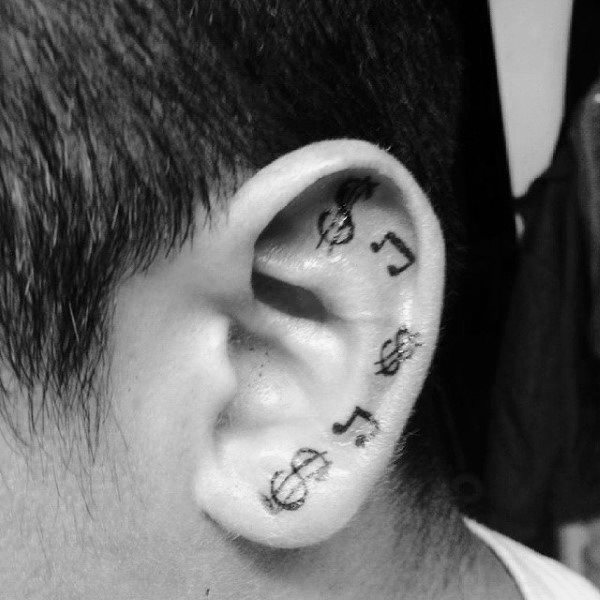 tatuaje en la oreja para hombre 19