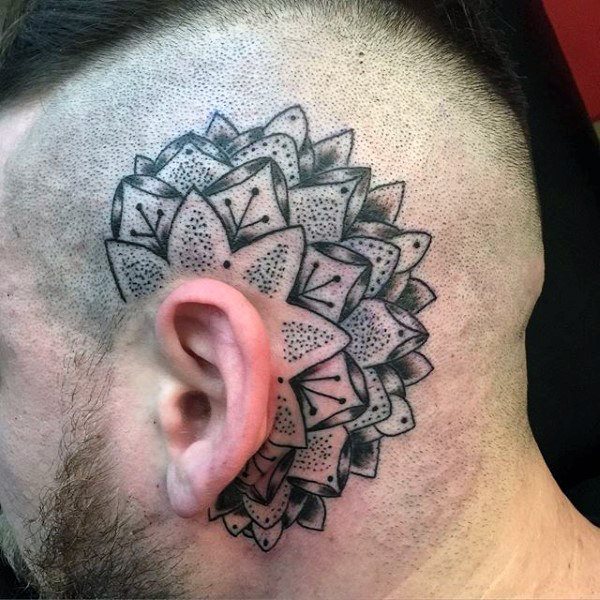 tatuaje en la oreja para hombre 20