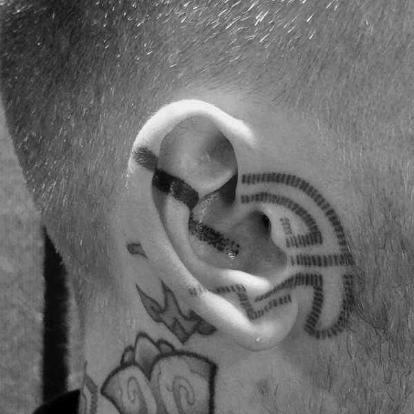 tatuaje en la oreja para hombre 21