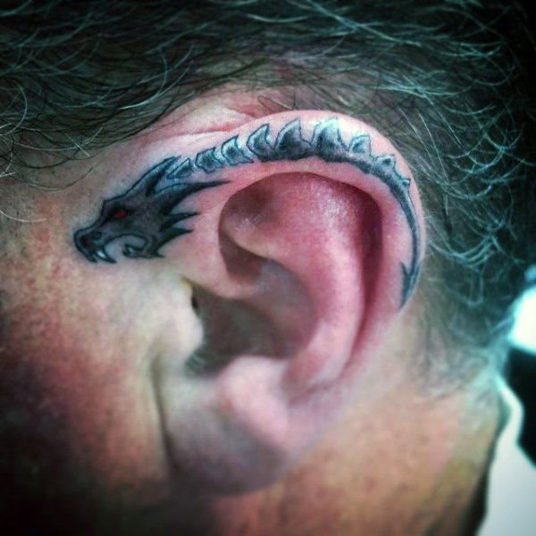 tatuaje en la oreja para hombre 22