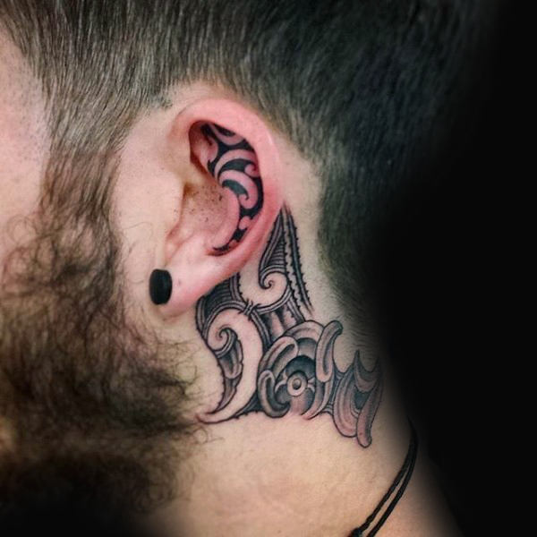 tatuaje en la oreja para hombre 24