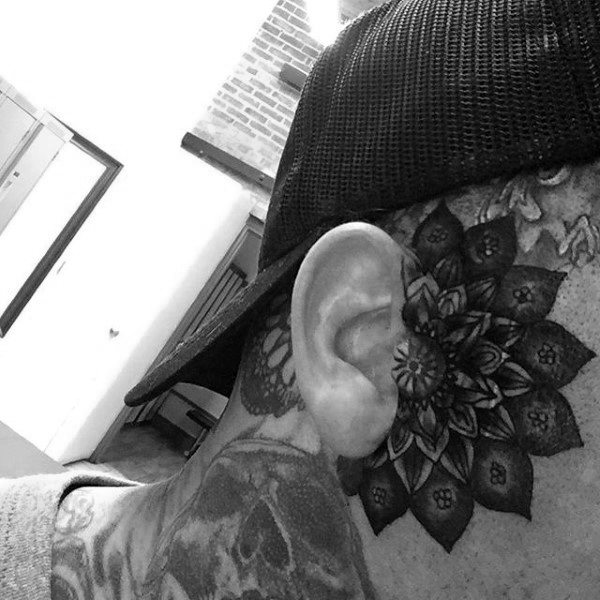 tatuaje en la oreja para hombre 25