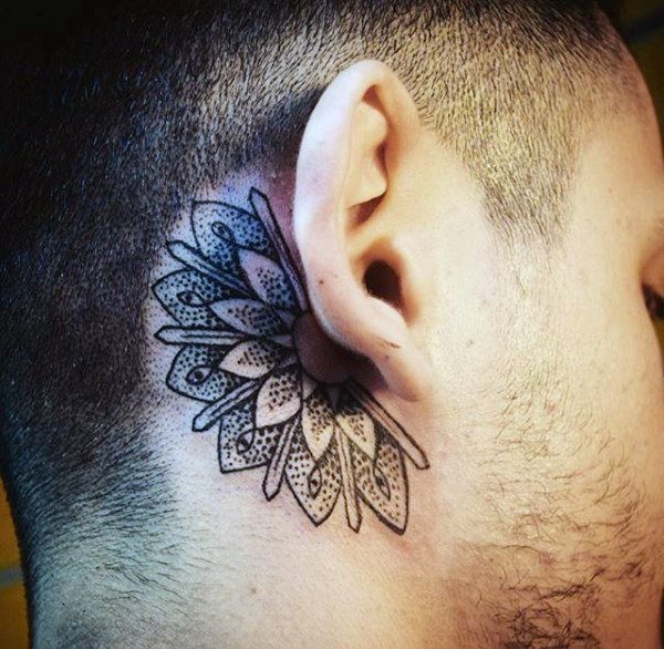 tatuaje en la oreja para hombre 26
