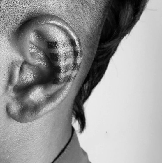 tatuaje en la oreja para hombre 27