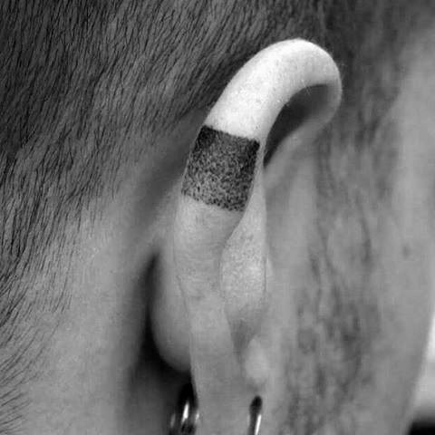 tatuaje en la oreja para hombre 28
