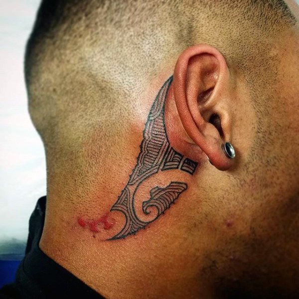 tatuaje en la oreja para hombre 30