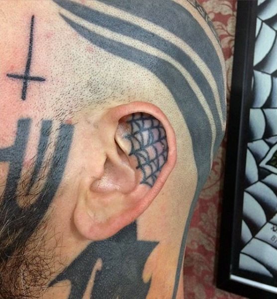 tatuaje en la oreja para hombre 31
