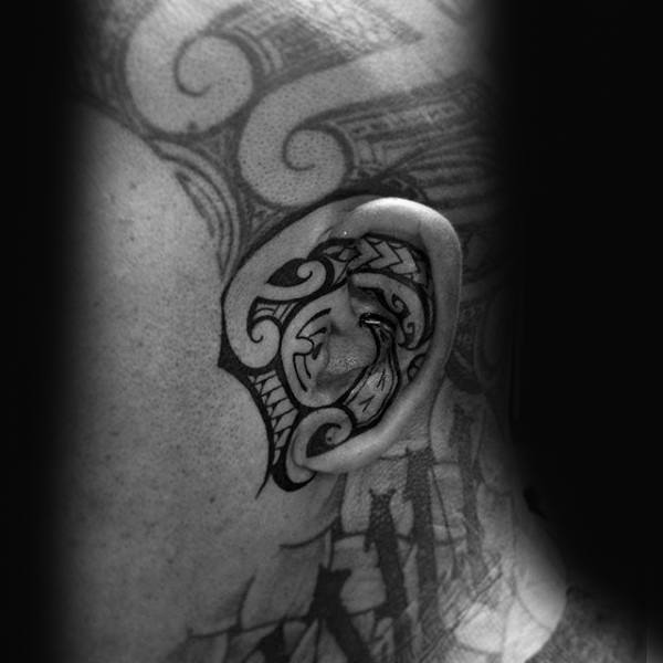 tatuaje en la oreja para hombre 32