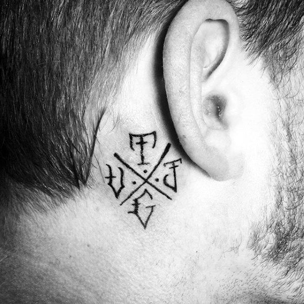 tatuaje en la oreja para hombre 34