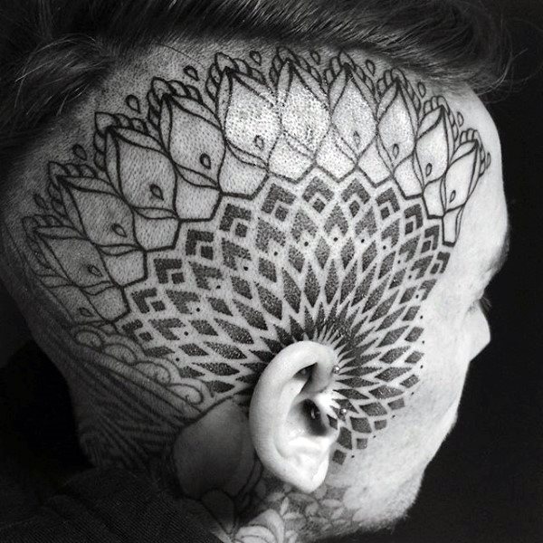 tatuaje en la oreja para hombre 35