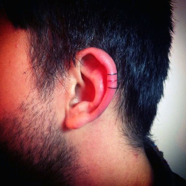 tatuaje en la oreja para hombre 36