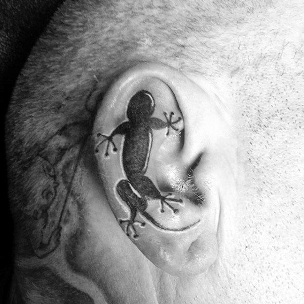 tatuaje en la oreja para hombre 37