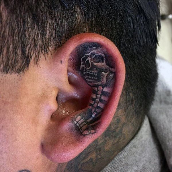 tatuaje en la oreja para hombre 38