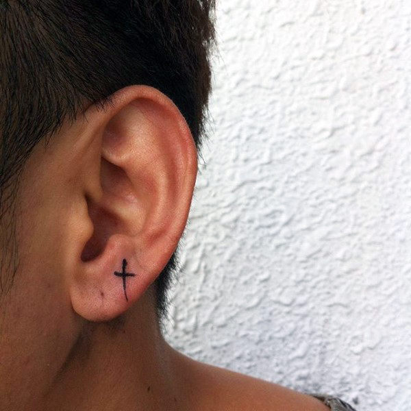 tatuaje en la oreja para hombre 39