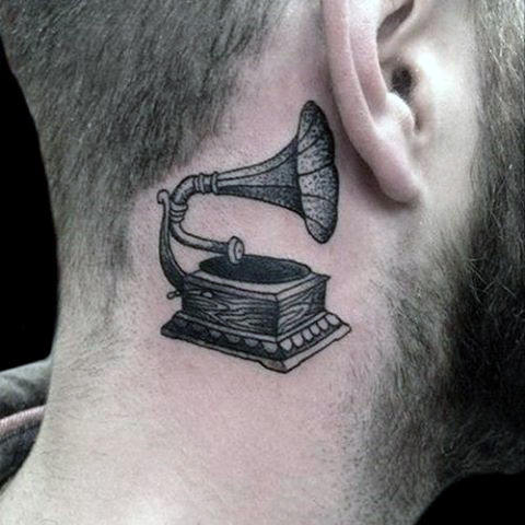 tatuaje en la oreja para hombre 42