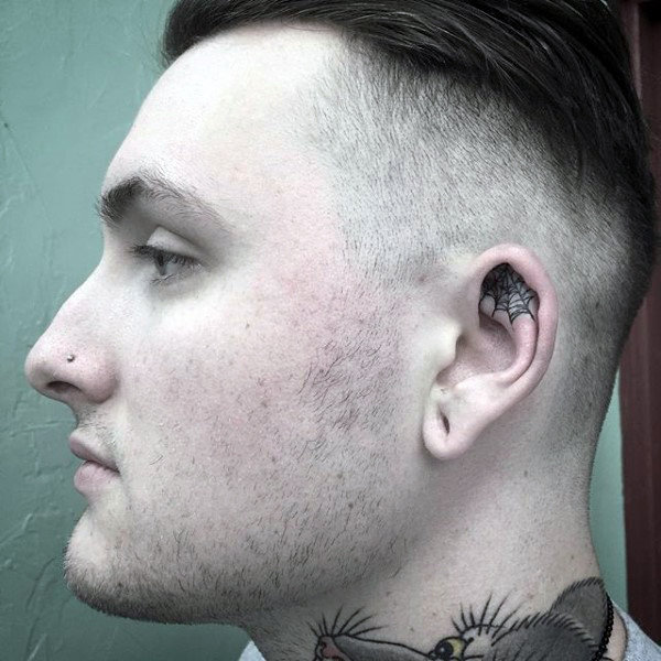 tatuaje en la oreja para hombre 43