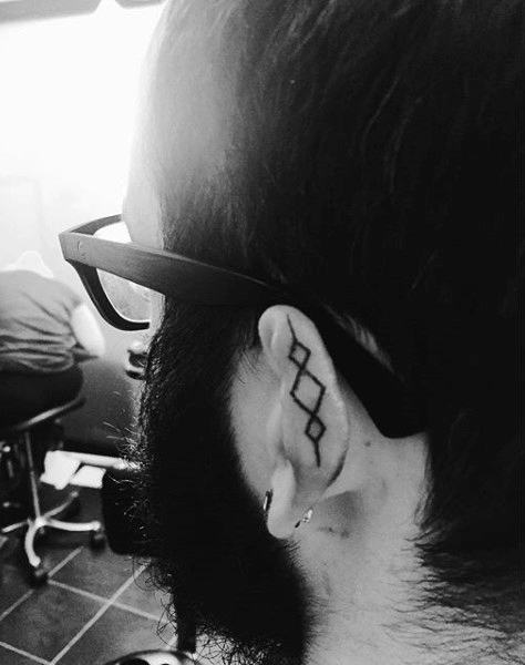 tatuaje en la oreja para hombre 44