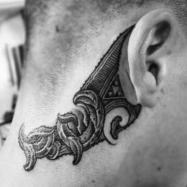 tatuaje en la oreja para hombre 45